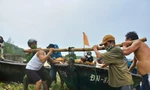 Quân dân Đà Nẵng hối hả kéo tàu thuyền tránh bão Côn Sơn