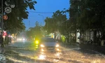 Mưa lớn sầm sập, nhiều tuyến phố ở Quảng Ngãi nước ngập tứ bề