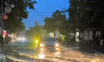 Mưa lớn sầm sập, nhiều tuyến phố ở Quảng Ngãi nước ngập tứ bề