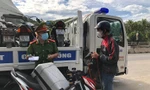 Hàng trăm người dân Quảng Ngãi đi xe máy, xe ô tô cá nhân từ các tỉnh phía Nam về quê để tránh dịch.
