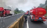 Xe chuyển phát nhanh bốc cháy ngùn ngụt trên cao tốc Đà Nẵng – Quảng Ngãi