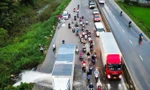 Tài xế nhận 'mưa lời khen' khi điều khiển xe container chắn dòng nước cho xe máy đi qua