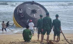 Vật thể lạ đường kính 4m, cao 5m có dòng chữ nước ngoài trôi dạt vào bờ biển Quảng Ngãi