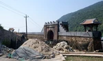 Hải Vân quan còn ngổn ngang sau 2 năm tu bổ vì vướng đường dây điện
