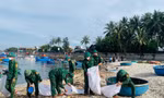Tuổi trẻ Biên phòng Quảng Ngãi chung tay giữ sạch môi trường biển