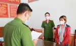 Công an thực hiện lệnh bắt đối với Lê Thị Kim Khánh. 