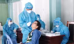 Lấy mẫu xét nghiệm truy vết COVID-19 trên địa bàn TP Đà Nẵng. Ảnh: Nguyễn Thành