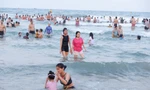 Hàng nghìn người đổ ra biển Đà Nẵng giải nhiệt cái nóng 40 độ C