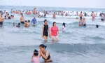 Hàng nghìn người đổ ra biển Đà Nẵng giải nhiệt cái nóng 40 độ C