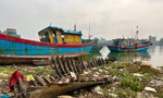 Hiểm họa tại ‘nghĩa địa tàu cá’ ở Quảng Ngãi