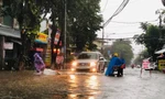 Mưa trắng trời, nhiều tuyến phố ở Quảng Ngãi ngập sâu trong nước