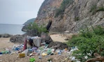 Ghềnh Bàng ở bán đảo Sơn Trà đầy rác thải do khách tham quan để lại