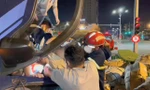 Giải cứu nam tài xế khỏi cabin xe tải bị lật ở khu vực cầu Rồng. Ảnh: Q.V
