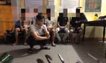Nhóm thanh, thiếu niên và vũ khí thu giữ được.
