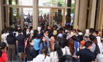 Bảo tàng Đà Nẵng đóng cửa giữa lúc dòng người đông nghịt chờ tham quan