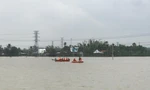 Lật ghe đánh cá giữa dòng nước lũ, 2 người nguy kịch, 1 nạn nhân mất tích
