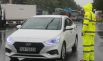 Kiểm soát người và phương tiện ra vào khu vực cửa ngõ TP Đà Nẵng. Ảnh: Nguyễn Thành