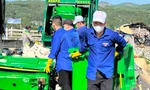 Đoàn viên thanh niên cùng người dân thu gom hàng chục tấn rác ở Sa Huỳnh