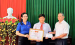 Chủ tịch Quảng Ngãi tặng bằng khen cho cậu bé lớp 6 cứu sống hai người đuối nước