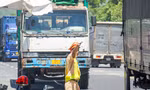 Lực lương CSGT làm nhiệm vụ tại chốt kiếm soát phòng chống dịch COVID-19 tại Đà Nẵng. 
