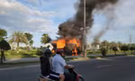 Xe tải bốc cháy dữ dội khi đang lưu thông trên Quốc lộ 1A