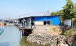 Công trình và phần diện tích lấn chiếm, san lấp trái phép ở khu vực mặt nước cảng Sa Kỳ của gia đình bà Cẩm để kinh doanh, làm nơi ở. Ảnh: Nguyễn Ngọc