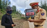 Lực lượng CSGT, công an tỉnh Quảng Ngãi đang kiểm tra hoạt động của xe vận tải tại KKT Dung Quất. Ảnh: Nguyễn Ngọc