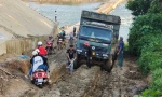 Cầu 100 tỷ xây xong vẫn chờ, người dân phải 'liều mình' đi qua đường tạm sình lầy