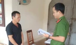 Cơ quan CSĐT Công an huyện Tư Nghĩa (tỉnh Quảng Ngãi) tống đạt Quyết định khởi tố vụ án hình sự, khởi tố bị can đối với Trương Đình Nhạt về tội cố ý gây thương tích. Ảnh: CACC