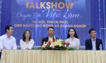 Diễn giả đội mưa tham dự talkshow 'Chuyển đổi việc làm - Cơ hội, thách thức cho người lao động và doanh nghiệp'