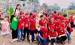 Dẫn tour tham quan, cô sinh viên Trường Đại học Văn hóa trở thành thần tượng của nhiều học sinh