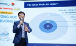 Nhà báo Nguyễn Tuấn Anh ký tặng sách, truyền cảm hứng 'khác biệt' cho gần 1000 sinh viên 