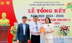 Tác giả, nhà báo Nguyễn Tuấn Anh ký tặng sách học sinh Trường THPT Thanh Hà
