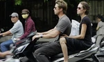 Loạt ảnh Brad Pitt - Angelina Jolie đi xe máy ở Việt Nam 15 năm trước gây 'sốt' trở lại