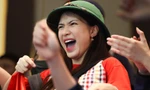 Hòa Minzy lên báo Indonesia vì đội mũ cối cổ vũ Việt Nam ở SEA Games 32