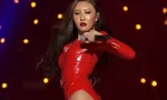 Nữ ca sĩ bị chỉ trích vì hành động thô tục trên sân khấu