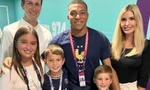 Cả nhà Ivanka Trump chụp ảnh cùng Mbappe