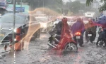 Mưa trắng trời ở TPHCM, giao lộ dẫn vào sân bay Tân Sơn Nhất ngập chưa từng thấy