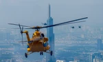 Biên đội trực thăng bay huấn luyện trên bầu trời TPHCM