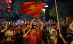 Khoảnh khắc người dân vỡ òa khi Việt Nam vô địch