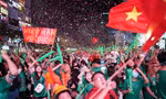 Hồi hộp với VAR, CĐV TPHCM gào thét khàn giọng sau phán quyết của trọng tài