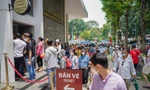 Dinh Độc Lập quá tải, quầy vé phải đóng cửa, du khách 'đội nắng' chờ xuyên trưa 