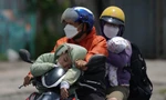 Người dân trở lại TPHCM sau nghỉ lễ, trẻ em ngủ gục trên xe máy