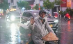 Mưa lớn trái mùa trước giờ đếm ngược đón năm mới 2024 ở TPHCM 