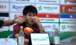 Hành động đáng yêu của HLV Kim Sang-sik dành cho hậu vệ Văn Vĩ
