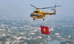 Trực thăng tập luyện kéo cờ Tổ quốc, cờ Đảng chào mừng 50 năm ngày thống nhất
