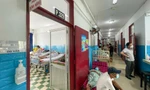 Sốt xuất huyết bùng phát phức tạp, bệnh nhân nằm hành lang điều trị vì quá tải