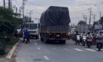 Xe tải chạy ngược chiều trên Quốc lộ 1 làm người đi đường hoảng sợ