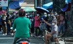Người dân TPHCM xếp hàng 3 giờ để mua vé trận giao hữu Việt Nam- Afghanistan
