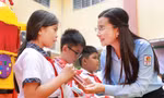 Hình ảnh đẹp của thủ lĩnh Đoàn bên đàn em nhỏ